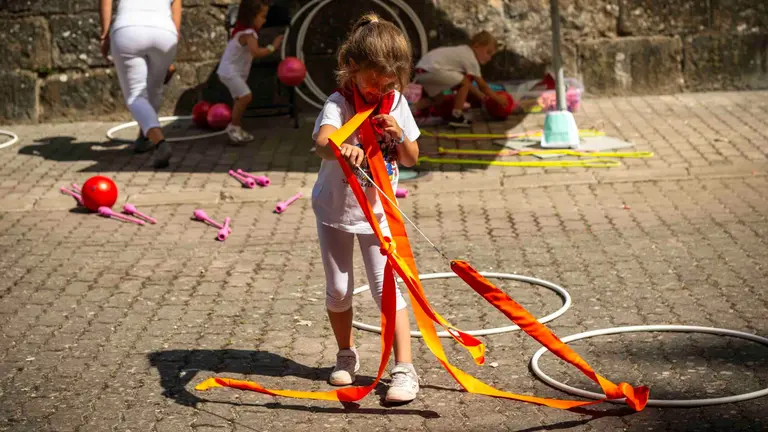 Los niños y niñas de Pamplona acuden a la zona recreativa 'Sport Kids' en el Parque Media Luna. JASMINA AHMETSPAHIC