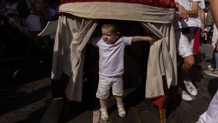 La Comparsa hace disfrutar a los peques en el  sexto día de San Fermín. Maite H. Mateo-15