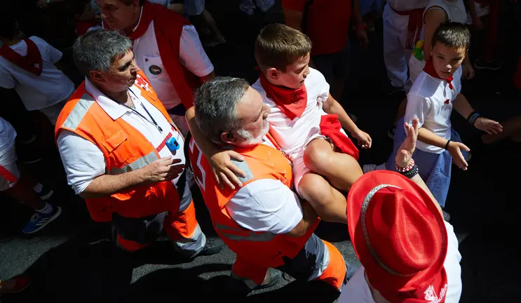 Encierro Txiki en la Cuesta de Santo Domingo de Pamplona durante las fiestas de San Fermín 2023. IÑIGO ALZUGARAY