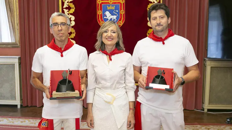 La alcaldesa de Pamplona, Cristina Ibarrola, junto a los premiados en el XXI Concurso Internacional de Fuegos Artificiales de San Fermín. AYUNTAMIENTO DE PAMPLONA