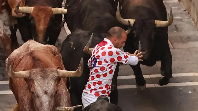 Sexto encierro de San Fermín 2023 con toros de Jandilla en la calle Estafeta. EFE - J.P. Urdiroz (7)