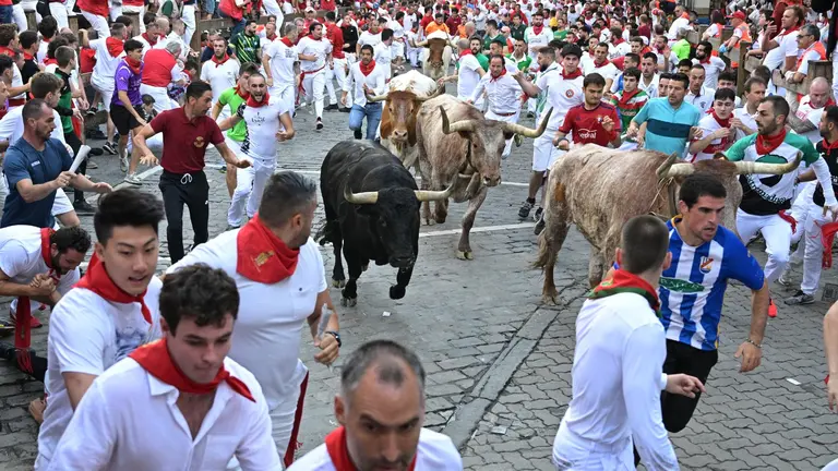 Sexto encierro de San Fermín 2023 con toros de Jandilla en el tramo de Telefónica. EFE - Daniel Fernández (3)