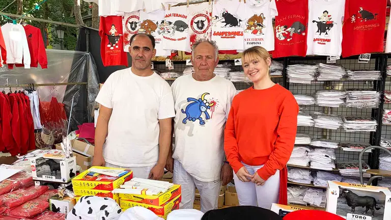 Francisco José Gómez Rosa, en el centro de la imagen, acompañado por David Carmona y Ayla Ezpeleta. Navarra.com