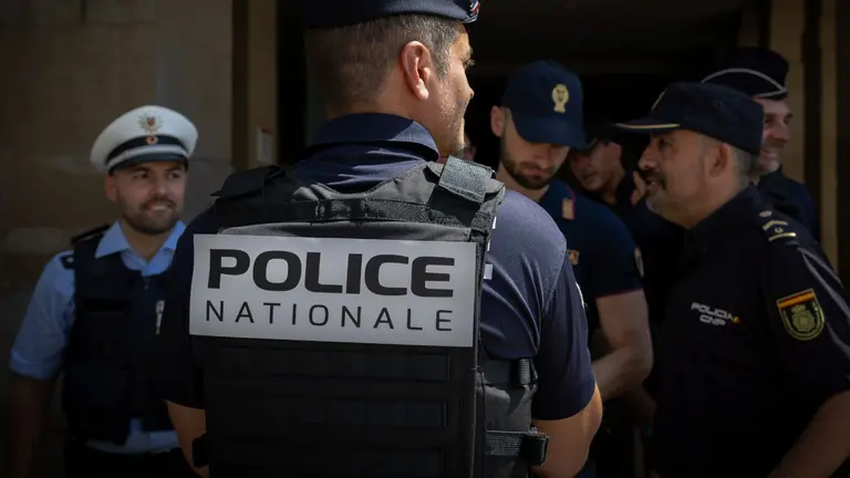 Un grupo de agentes de la policía de otros países europeos que han llegado a Pamplona para colaborar con la Policía Nacional durante las fiestas charlan con EFE para explicar en que consiste su labor estos días de San Fermín. Pasean por la ciudad aportando información a quien no habla castellano y ayudar a la policía española con las atenciones con ciudadanos internacionales. EFE/ Villar López