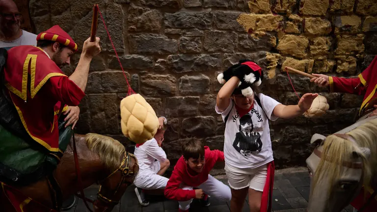 La Comparsa de Gigantes y Cabezudos recorre las calles del Casco Viejo de Pamplona durante el 12 de julio de 2023 en las fiestas de San Fermín. PABLO LASAOSA