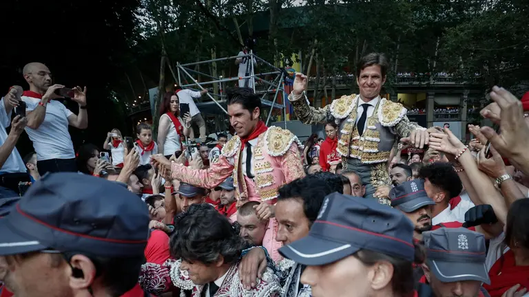 Los diestros Julián López "El Juli" (d) y Cayetano Rivera salen a hombros de la Plaza de Toros de Pamplona en la sexta corrida de abono de la Feria del Toro de los Sanfermines 2023, con toros de la ganadería extremeña de Jandilla, donde ha compartido cartel con Antonio Ferrera. EFE/ Jesús Diges