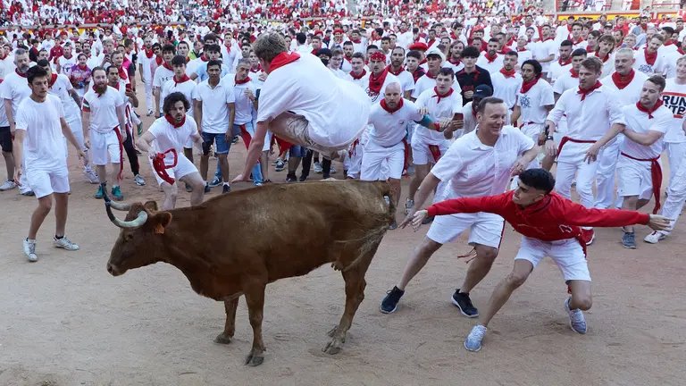 Suelta de vaquillas en la Plaza de Toros de Pamplona tras el séptimo encierro de San Fermín 2023 con toros de Victoriano del Río. IÑIGO ALZUGARAY
