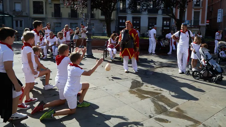 La Comparsa de Gigantes y Cabezudos recorre las calles del Casco Viejo de Pamplona durante la mañana del 13 de julio en las fiestas de San Fermín de 2023. IÑIGO ALZUGARAY