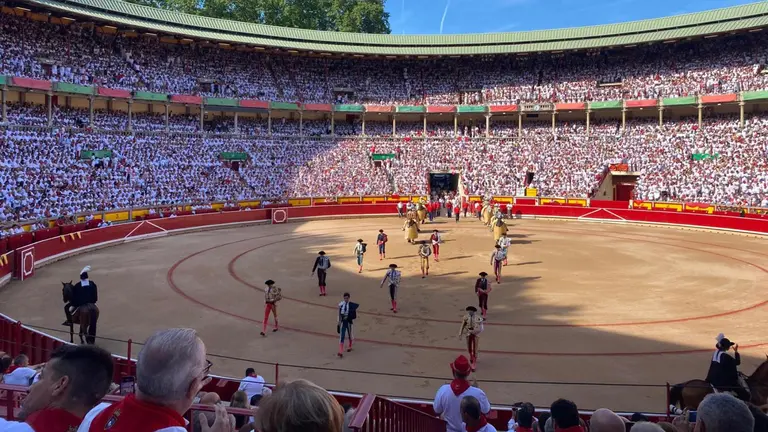 Momentos previos al comienzo de la séptima corrida de la Feria del Toro de San Fermín con toros de la ganadería Victoriano del Río. JASMINA AHMETSPAHIC