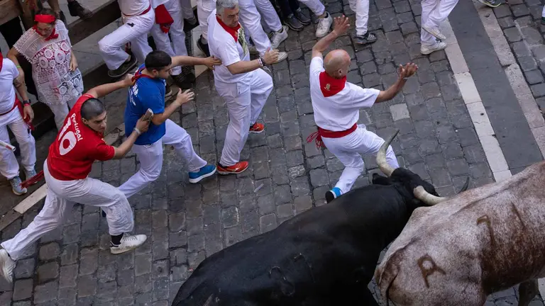 Octavo encierro de San Fermín con toros de Miura en tramo de plaza del Ayuntamiento. Maite H. Mateo-13