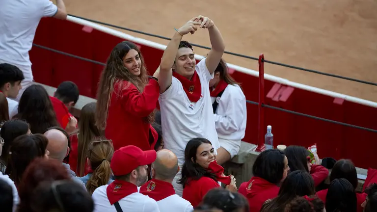 Octavo encierro de las fiestas de San Fermín 2023 desde la plaza de toros con toros de Miura. HÉCTOR NAVARRO
