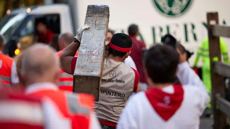 Octavo encierro de las fiestas de San Fermín 2023 desde la plaza de toros con toros de Miura. HÉCTOR NAVARRO