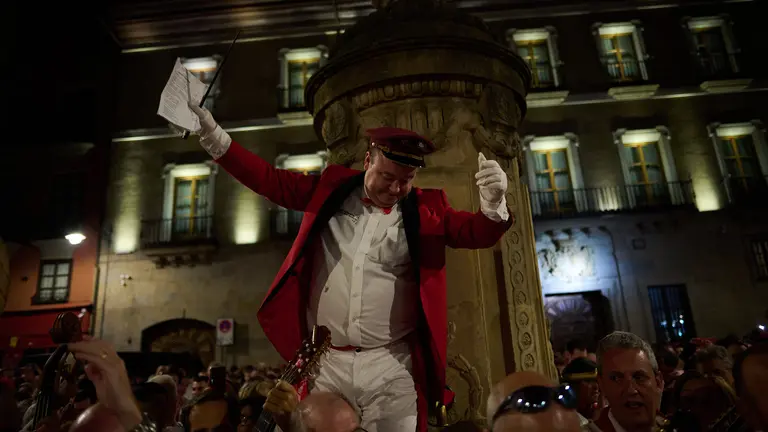 La Cofradía de San Saturnino oferece un Pobre de mi alternativo en honor al Guti en la Plaza del Consejo durante San Fermín 2023. PABLO LASAOSA