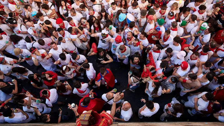 Cientos de personas participan en el encierro de la villavesa y alargan así las fiestas de San Fermín 2023. IRANZU LARRASOAÑA
