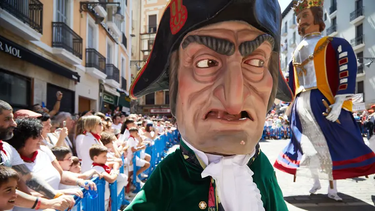 Retorno de la Corporación municipal en cuerpo de ciudad a la Casa Consistorial tras la misa de la Octava de San Fermín, acompañada de la Comparsa de Gigantes y Cabezudos que ha realizado los tradicionales bailes del día 14 en la Plaza del Ayuntamiento antes de acudir a la Plaza del Castillo para hacer la despedida. IÑIGO ALZUGARAY