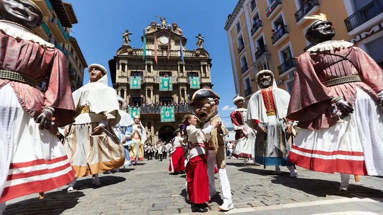Retorno de la Corporación municipal en cuerpo de ciudad a la Casa Consistorial tras la misa de la Octava de San Fermín, acompañada de la Comparsa de Gigantes y Cabezudos que ha realizado los tradicionales bailes del día 14 en la Plaza del Ayuntamiento antes de acudir a la Plaza del Castillo para hacer la despedida. IÑIGO ALZUGARAY