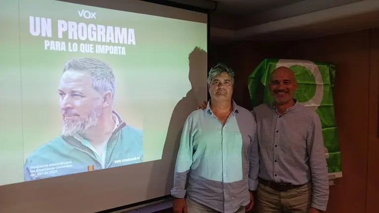 Eduardo Gutiérrez de Cabiedes junto al candidato número 3 al Congreso por Navarra, José María García - VOX