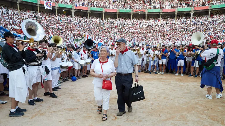 Despedida de las peñas en la Plaza de Toros de Pamplona en el último día de las fiestas de San Fermín de 2023. IÑIGO ALZUGARAY
