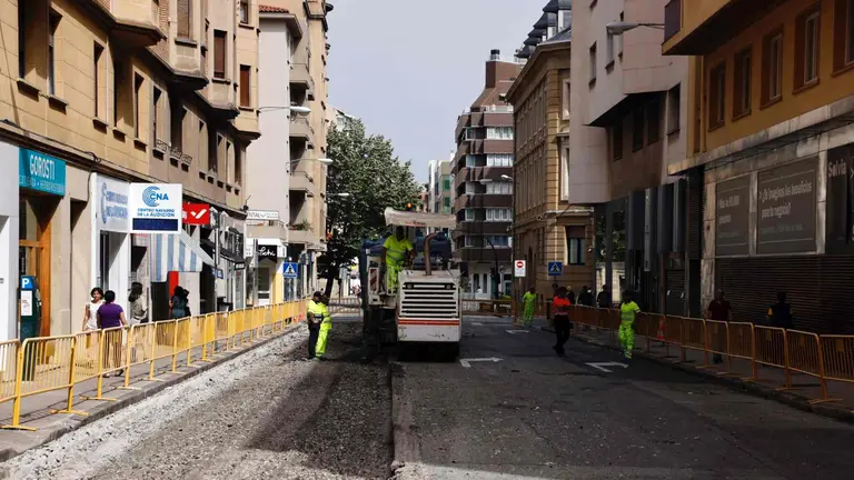 Obras de reasfaltado de la calle Paulino Caballero de Pamplona. AYUNTAMIENTO DE PAMPLONA