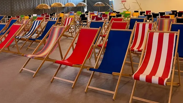 Una playa con chiringuito en Pamplona para ver películas en bañador por las noches.