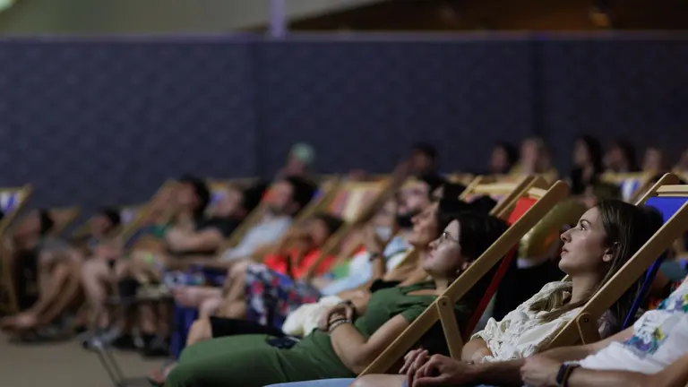 Éxito se público en la primera sesión de cine en la playa de Baluarte en Pamplona. CEDIDA (7)