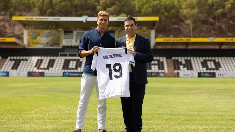Gian Luca Simeone sostiene junto al presidente del CD Tudelano, Ramón Lázaro, la camiseta del club ribero con su nombre. CD TUDELANO