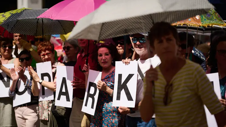 Vecinos, comerciantes y hosteleros del Segundo Ensanche se concentran contra el aparcamiento de la calle Sangüesa. PABLO LASAOSA