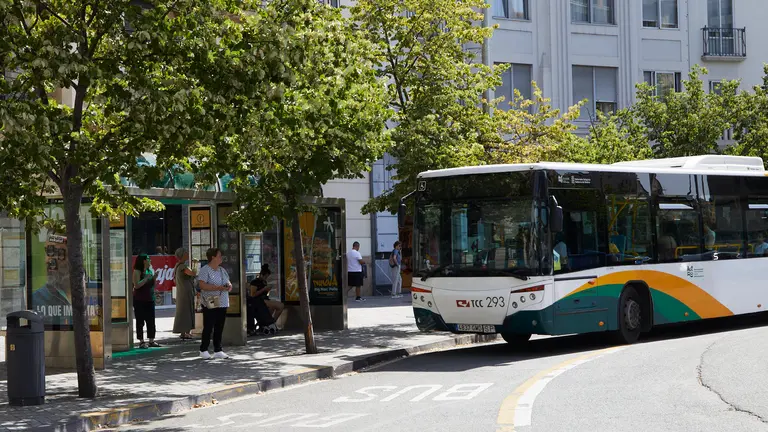 Parada de villavesa en la Plaza de Merindades de Pamplona. IÑIGO ALZUGARAY