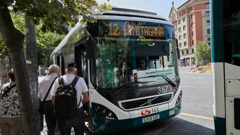 Parada de villavesa en la Plaza de Merindades de Pamplona. IÑIGO ALZUGARAY
