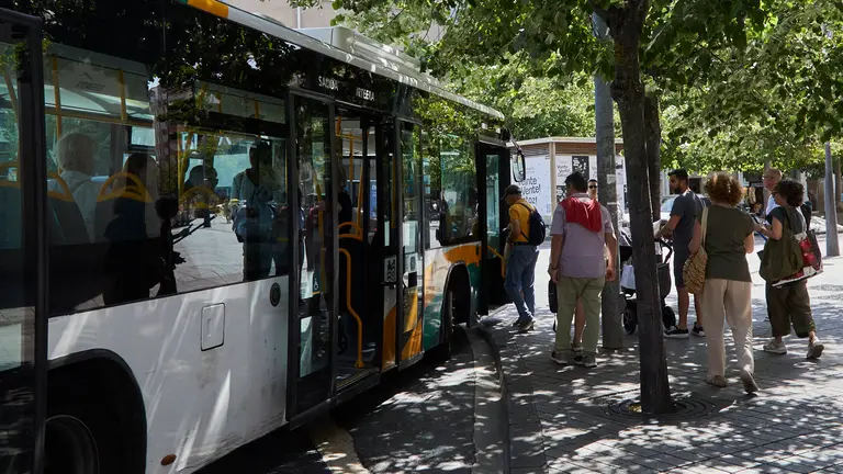 Parada de villavesa en la Plaza de Merindades de Pamplona. IÑIGO ALZUGARAY
