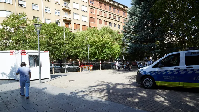 Inicio de los preparativos para las obras del parking de la Plaza de la Cruz de Pamplona a pesar de la oposición y protesta vecinal al proyecto. IÑIGO ALZUGARAY