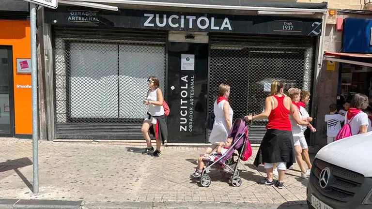 La tienda de dulces Zucitola en el Paseo de Sarasate está cerrada en San Fermín. Navarra.com
