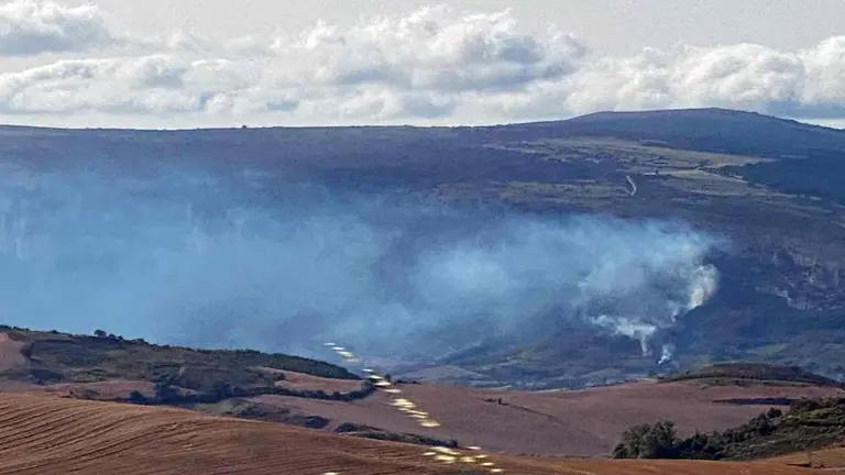 Vista del incendio que afecta a Echauri desde el alto de El Perdón. CEDIDA