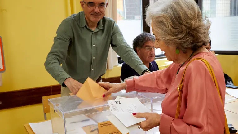 Inicio de la jornada electoral de las Elecciones Generales del 23J en el IES Plaza de la Cruz de Pamplona. IÑIGO ALZUGARAY