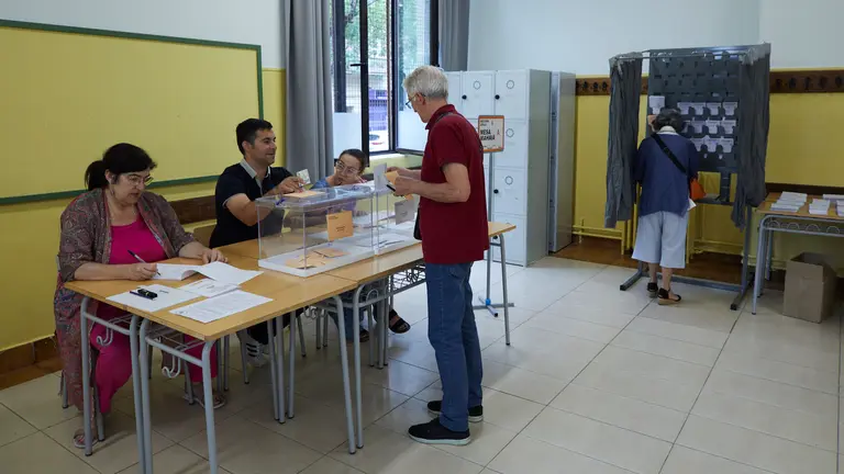 Inicio de la jornada electoral de las Elecciones Generales del 23J en el IES Plaza de la Cruz de Pamplona. IÑIGO ALZUGARAY