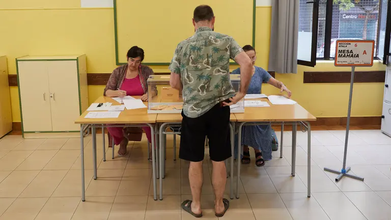 Inicio de la jornada electoral de las Elecciones Generales del 23J en el IES Plaza de la Cruz de Pamplona. IÑIGO ALZUGARAY