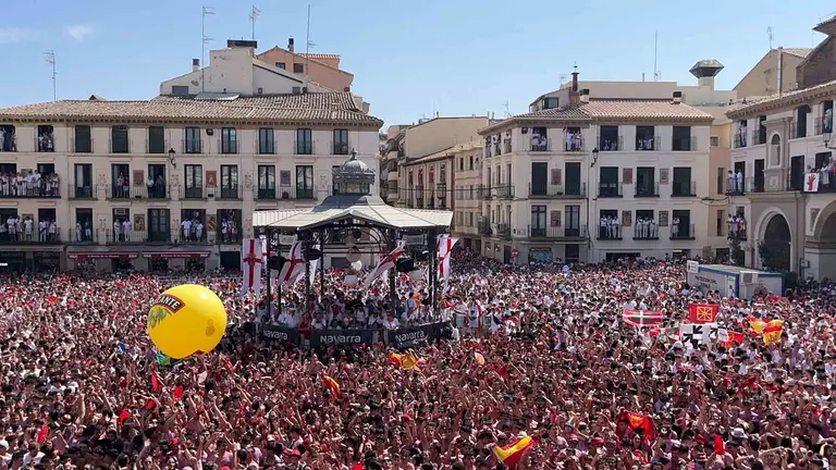 Un momento del cohete de Tudela en el que se ha coreado la mítica canción ¡Qué viva España!