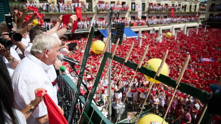 Jesús Marquina lanza el cohete de fiestas de Santa Ana en Tudela y da inicio a una semana completa de actividades. PABLO LASAOSA