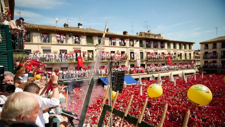 Miles de personas celebran el comienzo de las fiestas de Santa Ana de Tudela 2023 con el lanzamiento del cohete. PABLO LASAOSA