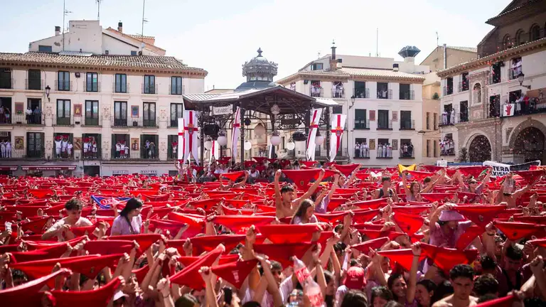 Inicio de las fiestas de Tudela de 2023 con el cohete lanzado por Jesús Marquina desde el balcón de la plaza de los Fueros. JASMINA AHMETSPAHIC