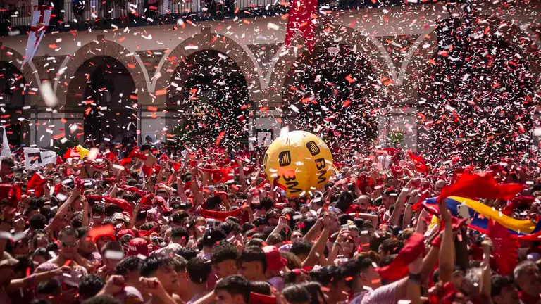 Inicio de las fiestas de Tudela de 2023 con el cohete lanzado por Jesús Marquina desde el balcón de la plaza de los Fueros. JASMINA AHMETSPAHIC