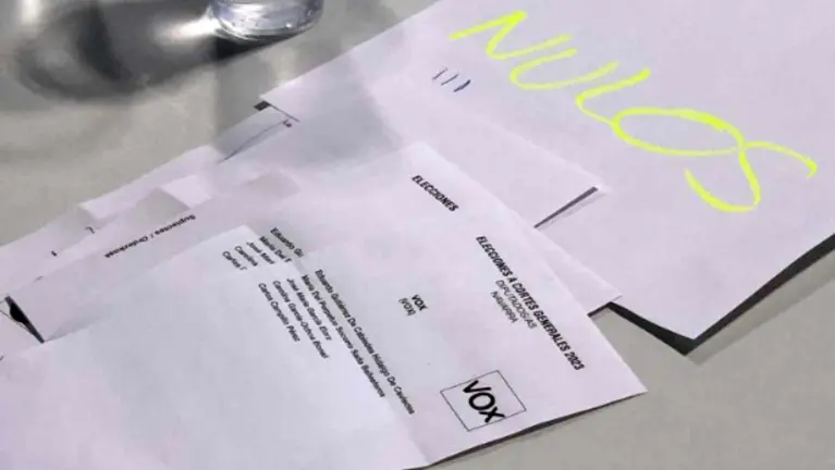 Algunos de los votos a VOX que fueron considerados nulos en una mesa electoral de Zizur Mayor. VOX