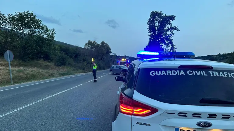 Accidente de tráfico en el que resultó herido Félix Burgui y que fue atendido este domingo por la Guardia Civil.
