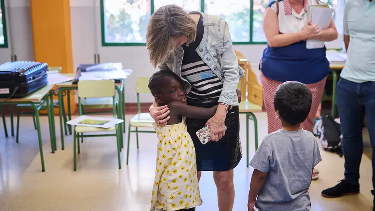 La alcaldesa de Pamplona, Cristina Ibarrola junto a Raúl Armendáriz, acompañados por Roberto Pérez, presidente de ANFAS, y Maite Iriarte, responsable de Voluntariado de esa misma organización, visitan el colegio público San Juan de la Cadena. PABLO LASAOSA