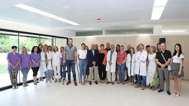 La presidenta Chivite, el delegado del Gobierno la consejera de Salud y el director del centro de salud de Berriozar, junto con alcaldes de esta zona básica de salud, personal del centro y otros responsables de salud. GOBIERNO DE NAVARRA