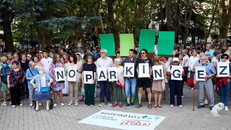 Concentración contra la creación del parking de la Plaza de la Cruz de Pamplona. IÑIGO ALZUGARAY