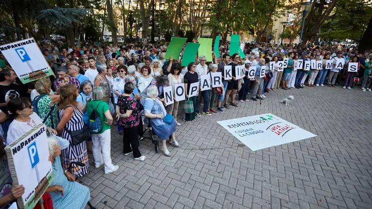 Concentración contra la creación del parking de la Plaza de la Cruz de Pamplona. IÑIGO ALZUGARAY