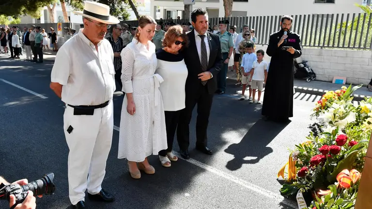 Antonio Salvá (i), padre del Guardia Civil asesinado Diego Salvá, Marga Proens (2i) presidenta del Govern Balear, Montse Lezáun (2d), madre del Guardi Civil asesinado Carlos Sáenz y Juan Antonio Amengual (d), alcalde de Calviá, durante el acto de homenaje a los dos guardias civiles asesinados Diego Salvá y Carlos Sáenz en atentado terrorista de ETA en el 14 aniversario de su muerte en Palmanova, Calviá, Islas Baleares. EFE/ Miquel A. Borràs