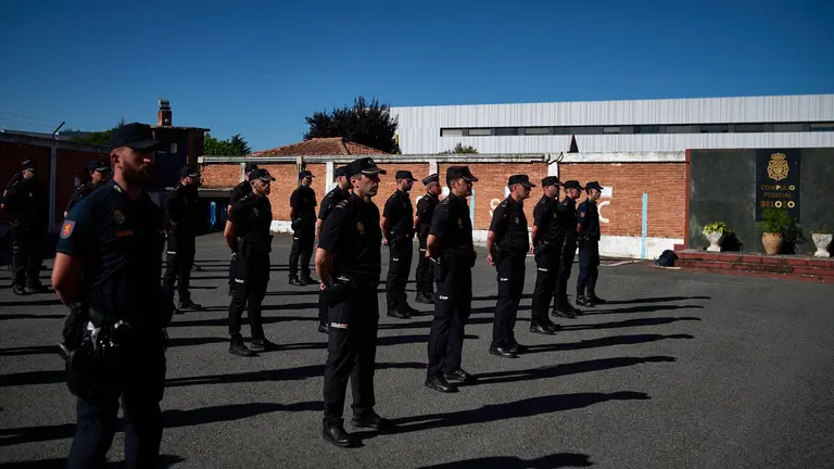 El delegado del Gobierno en Navarra, José Luis Arasti, y el jefe superior de la Policía Nacional en Navarra, José María Borja, participan en un acto de bienvenida a las incorporaciones de funcionarios provenientes de otras plantillas policiales. PABLO LASAOSA
