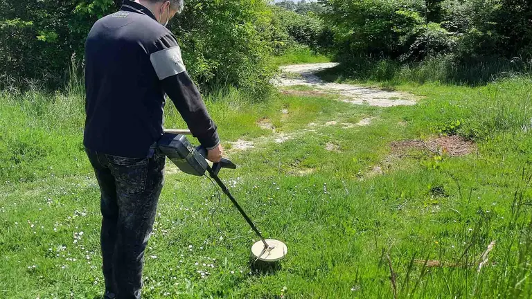 Exploración del terreno con un detector de metales. GOBIERNO DE NAVARRA